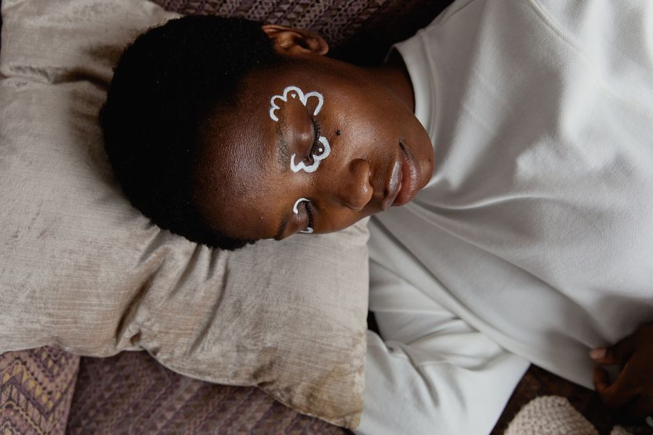 Patient resting and relaxing after an acupuncture session in Korea with no downtime