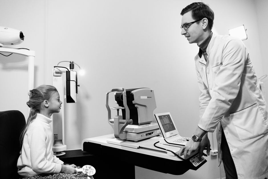 Ophthalmologist conducting pre-operative cornea examination in a Seoul eye clinic