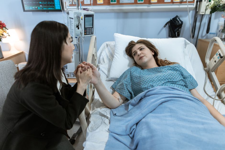 Liver transplant recipient resting in a Korean hospital ward during early recovery with family support