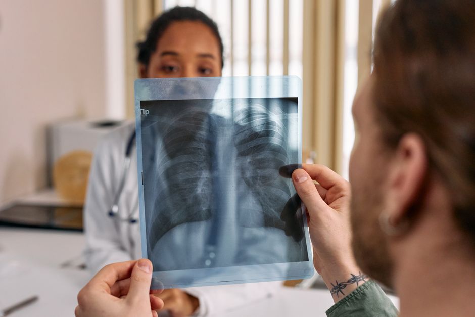 Thoracic surgeon consulting an international patient about lung transplant options at a Korean academic medical centre