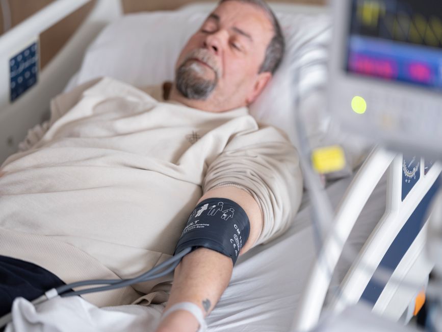 Transplant recipient in post-operative recovery ward with nursing monitoring after pancreas transplant in Korea