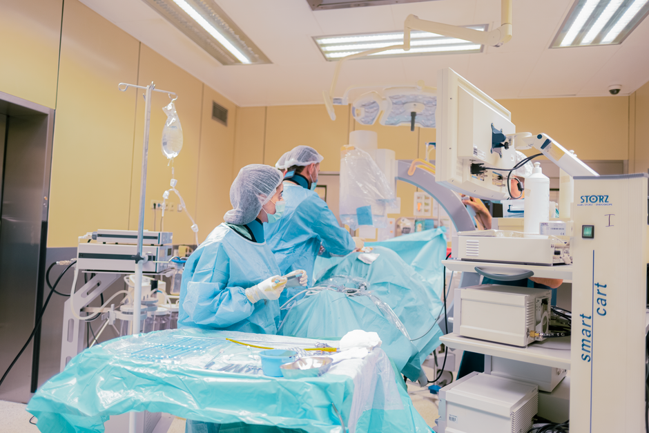 Surgical team operating da Vinci robotic system during a robotic thyroidectomy procedure in South Korea
