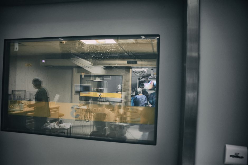 Surgeon at da Vinci robotic surgery console in Korean transplant operating room