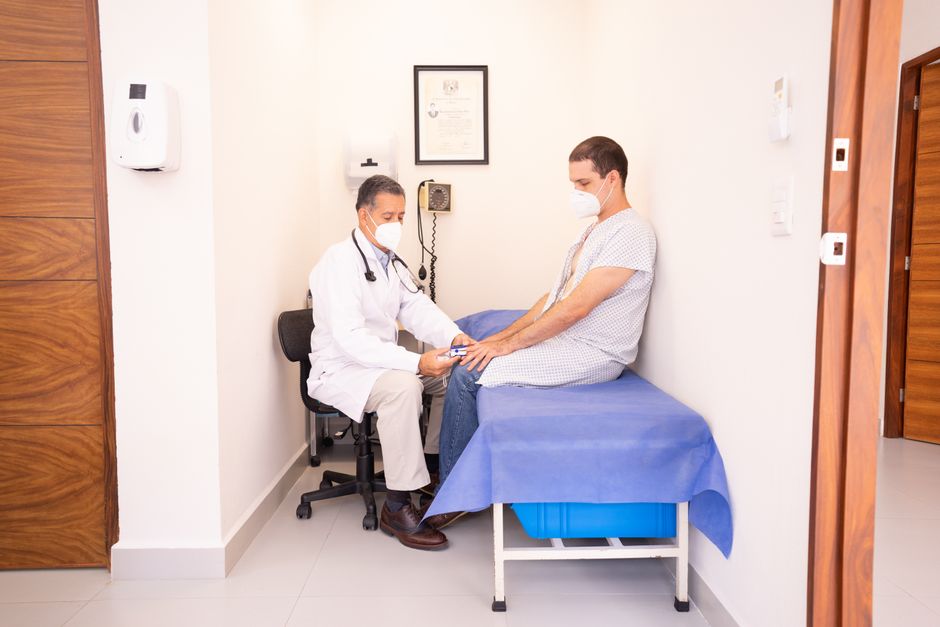 Vascular specialist consultation for varicose vein treatment at a Seoul clinic in Korea